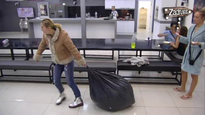 ЖЕЛИ ДА НАПУСТИ РИЈАЛИТИ! Надежда разбијала по задрузи, ударала у врата, а онда покушала себи да науди! (ВИДЕО)